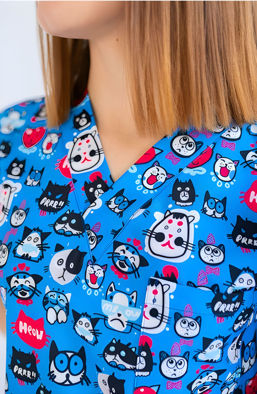 Meow Medical Top – Cute Cat Print for Pediatricians & Vets تــوب طبي لطيف برسوم قطط | مثالي لأطباء الأطفال والبيطريين”