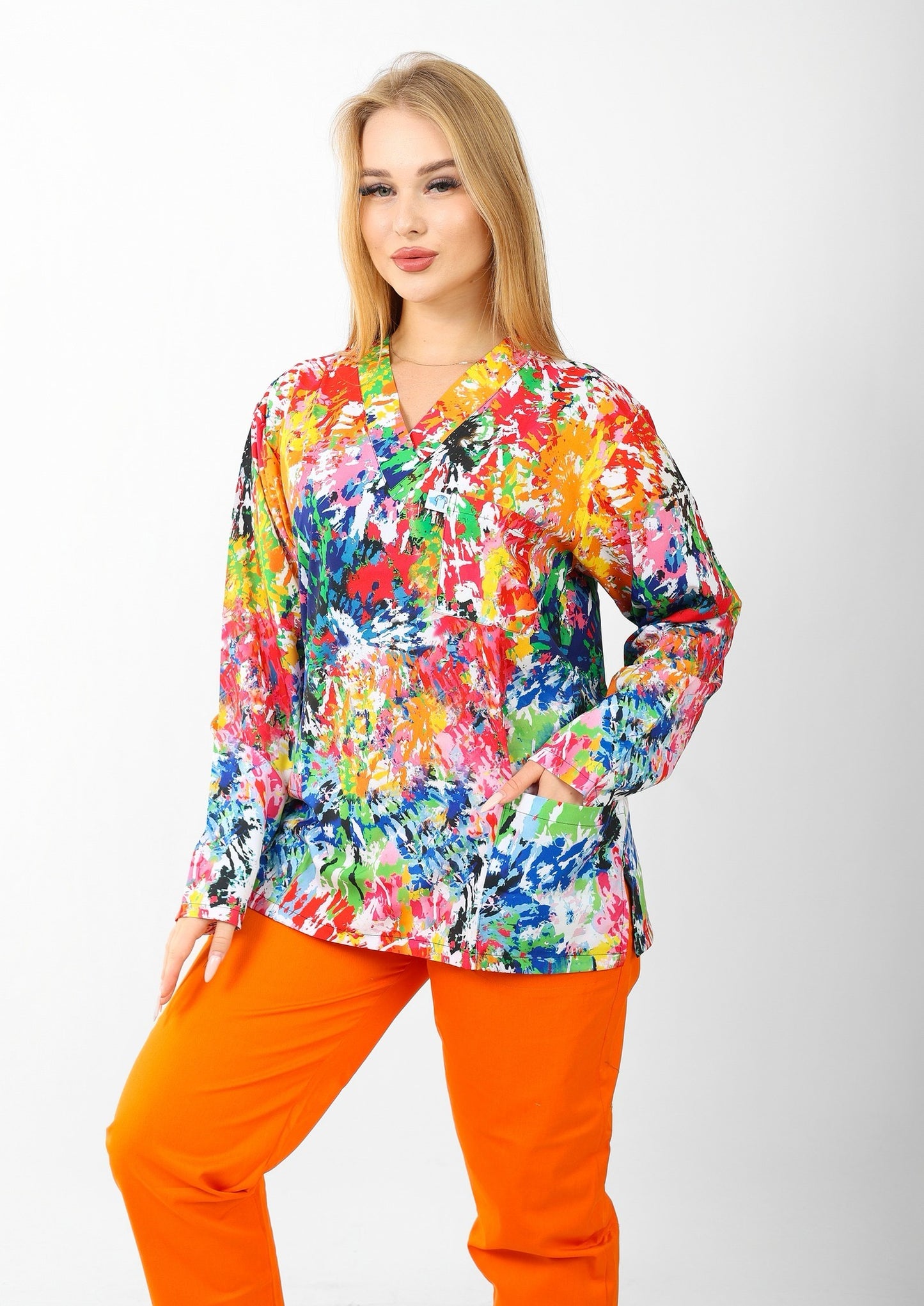 “Printed Medical Scrubs Picasso Top – الأناقة الطبية تبدأ من هنا”
